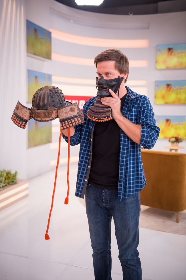 &laquo;Что мы знаем о Японии? Первые слова, которые приходят на ум: суши, &laquo;Тойота&raquo;, &laquo;Кавасаки&raquo;, ниндзя, сакура, гейша. Обычно, примерно таким набором ограничиваются познания о Японии.  Мало кто знает, но суши у нас едят чаще, чем в Японии, а многие важные вопросы в жизни для людей решает мафия, а не правительство. В Японии, стране с одним из самых высоких показателей продолжительности жизни (82 года) и уровнем дохода (порядка 3000 долларов), по-прежнему жив, хоть и видоизменен, обряд харакири - в стране десятки тысяч самоубийств каждый год.  Эта страна &ndash; одно из тех белых пятен на планете, о которых мы слишком мало знаем. А самое главное -  люди там живут и мыслят абсолютно не так, как мы. Для путешественника Япония - не просто другая страна, а другой мир или даже другая планета. Мы будем развенчивать мифы и показывать &laquo;обратную сторону&raquo; Японии, обойдем запреты и покажем вам то, о чем вы даже не догадывались&raquo;, - приоткрыл завесу тайны Дмитрий.  &laquo;Обратную сторону&raquo; Японии телезрители &laquo;1+1&raquo; смогут увидеть в новом телесезоне.  Напомним, за шесть лет существования программы ведущий Дмитрий Комаров и оператор Александр Дмитриев побывали в 11 странах мира и сняли 8 сезонов проекта &laquo;Мир наизнанку&raquo;.  Кроме малочисленной съемочной группы, особенностями программы, которые делают ее уникальной на украинском телевидении, является почти полное отсутствие сценариев или постановочных съемок, кадры малоизвестных и труднодоступных для обычного туриста уголков мира, а также настоящая жизнь местного населения экзотических стран, с которым Дмитрий Комаров знакомит зрителей в каждом выпуске. Фанклуб программы насчитывает миллионы поклонников из разных стран.